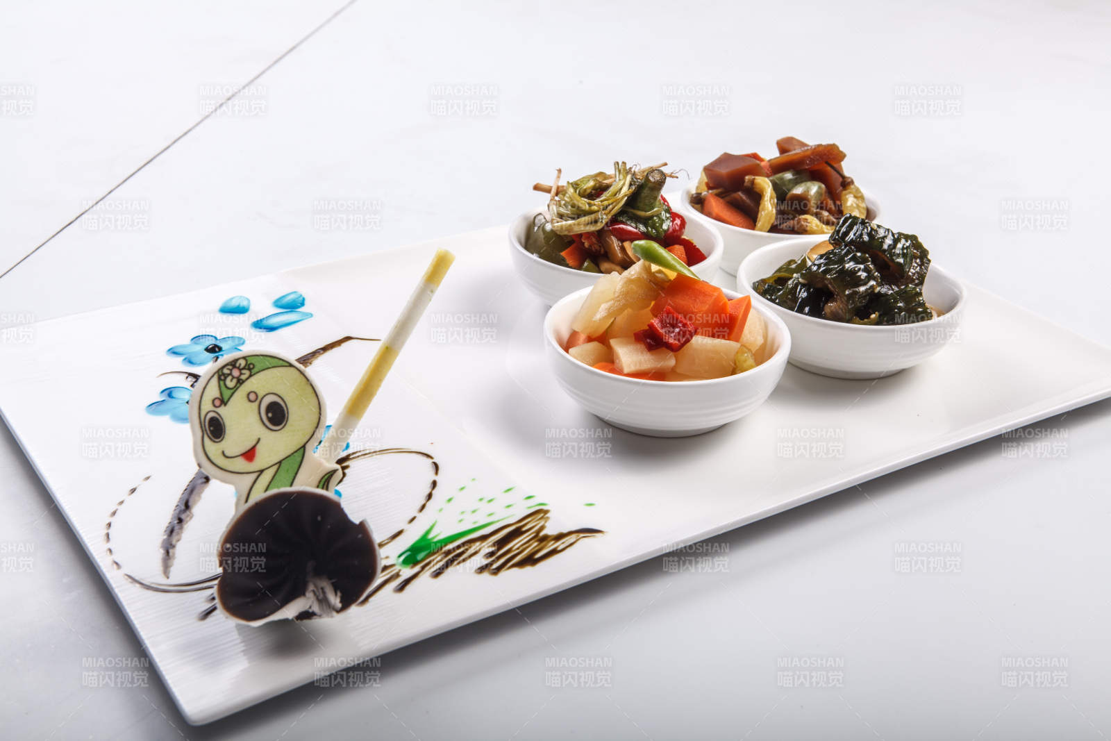 白色背景上的酱菜拼盘图片