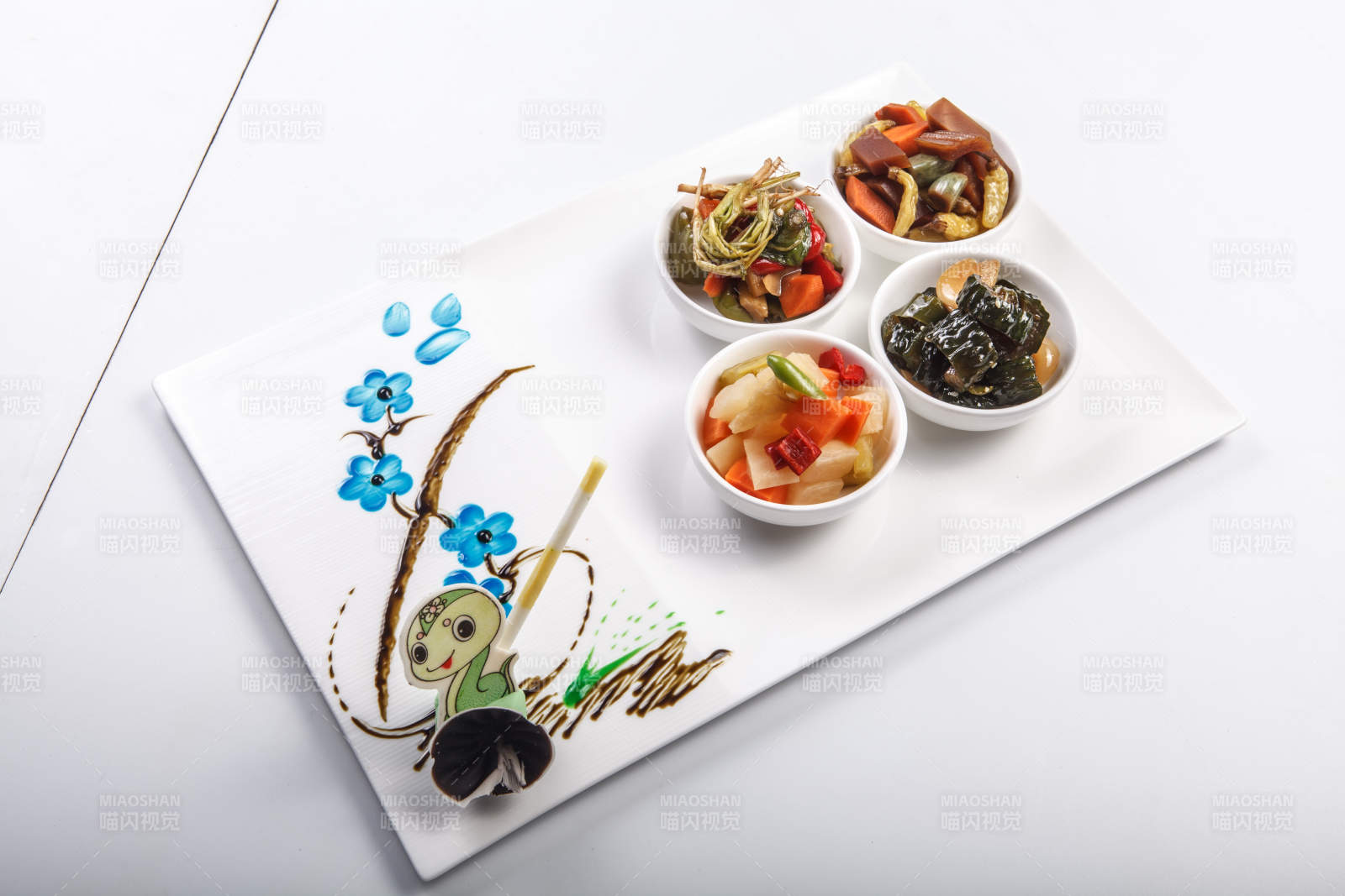 白色背景上的酱菜拼盘图片