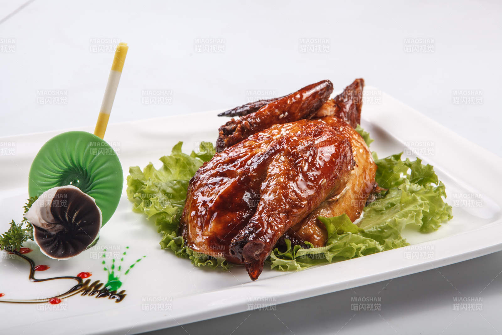 白色瓷盘装的半只脆皮鸡图片