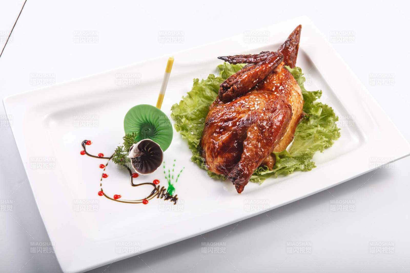 白色瓷盘装的半只脆皮鸡图片