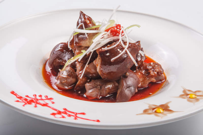 白色瓷盘装的红油卤猪蹄图片