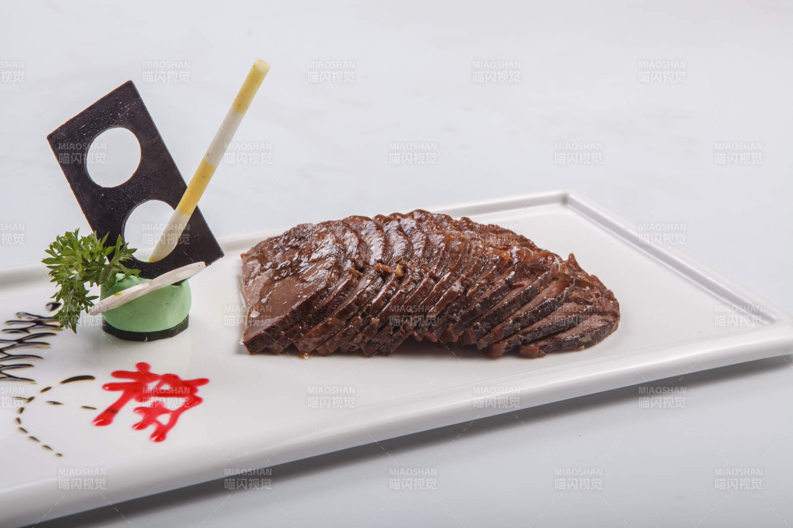 白色瓷盘装的五香酱肉切片图片