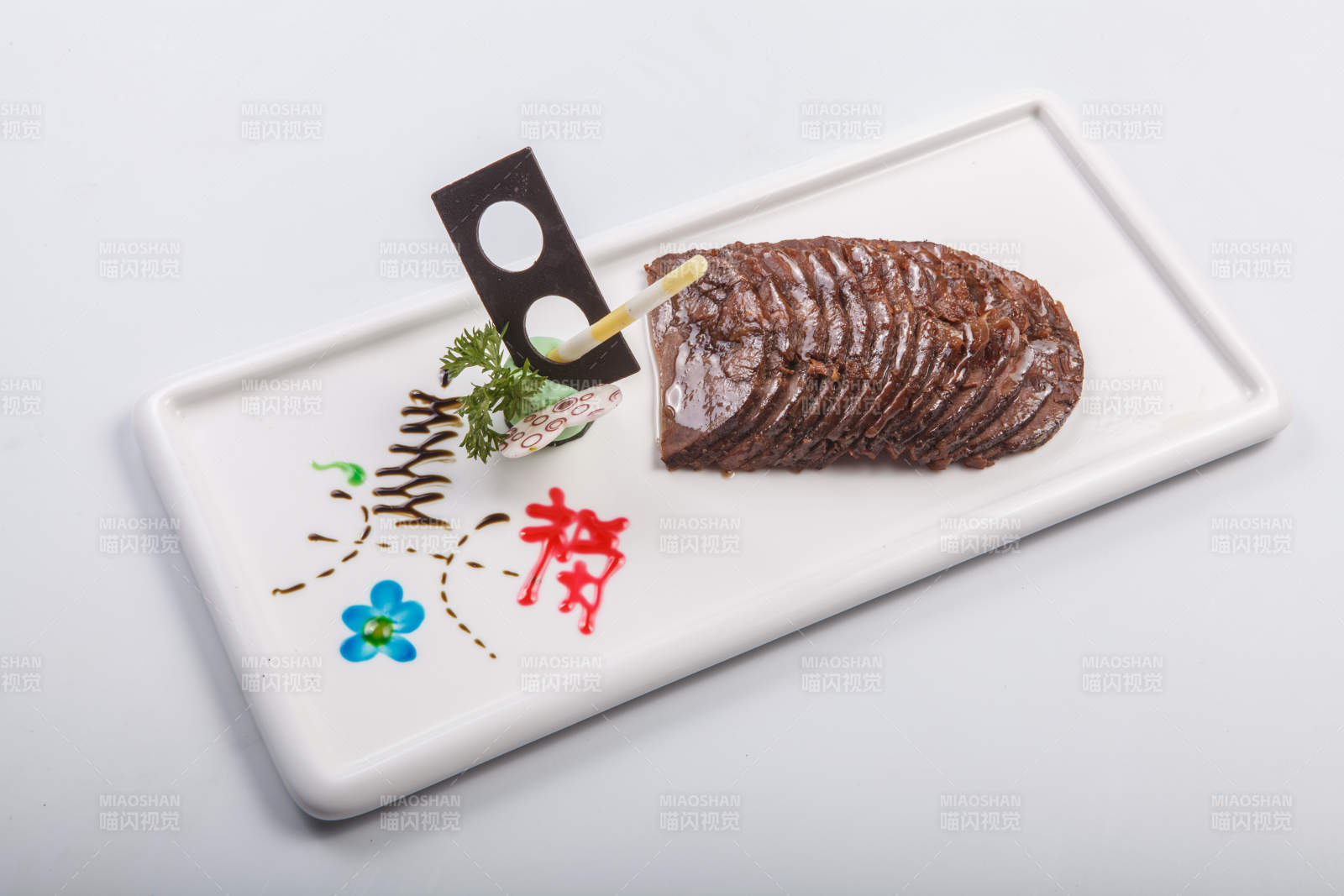 白色瓷盘装的五香酱肉切片图片