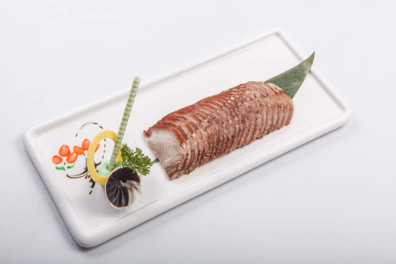 白色瓷盘装的五香酱肉切片图片