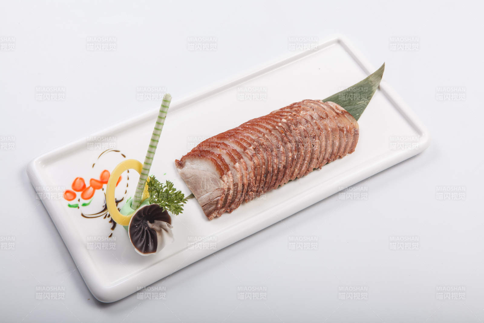 白色瓷盘装的五香酱肉切片图片