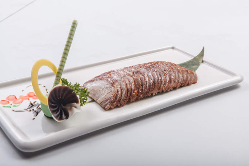 白色瓷盘装的五香酱肉切片图片