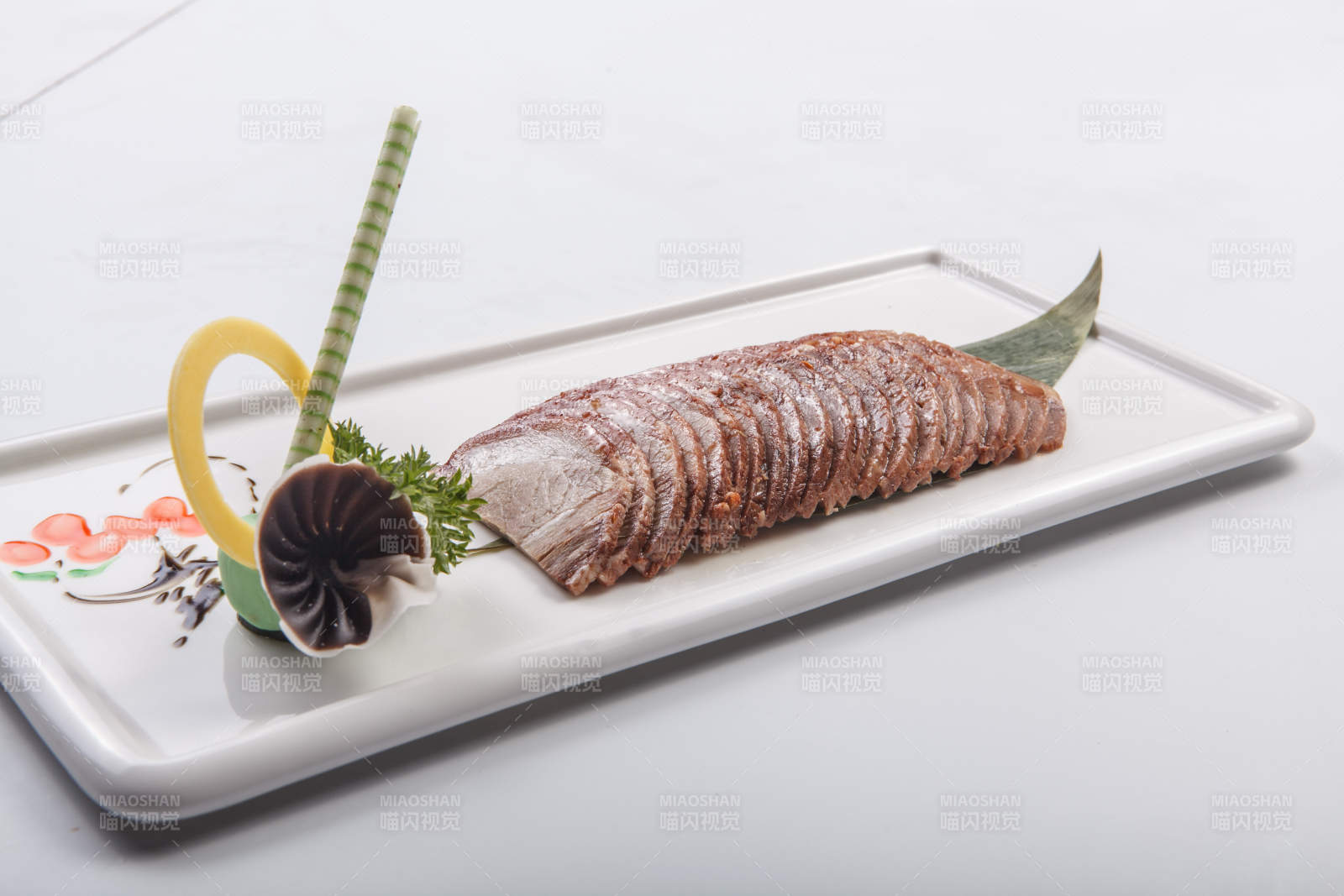 白色瓷盘装的五香酱肉切片图片