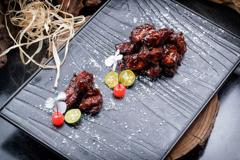 蜜汁叉烧小排骨摆放在樟木砧板上图片