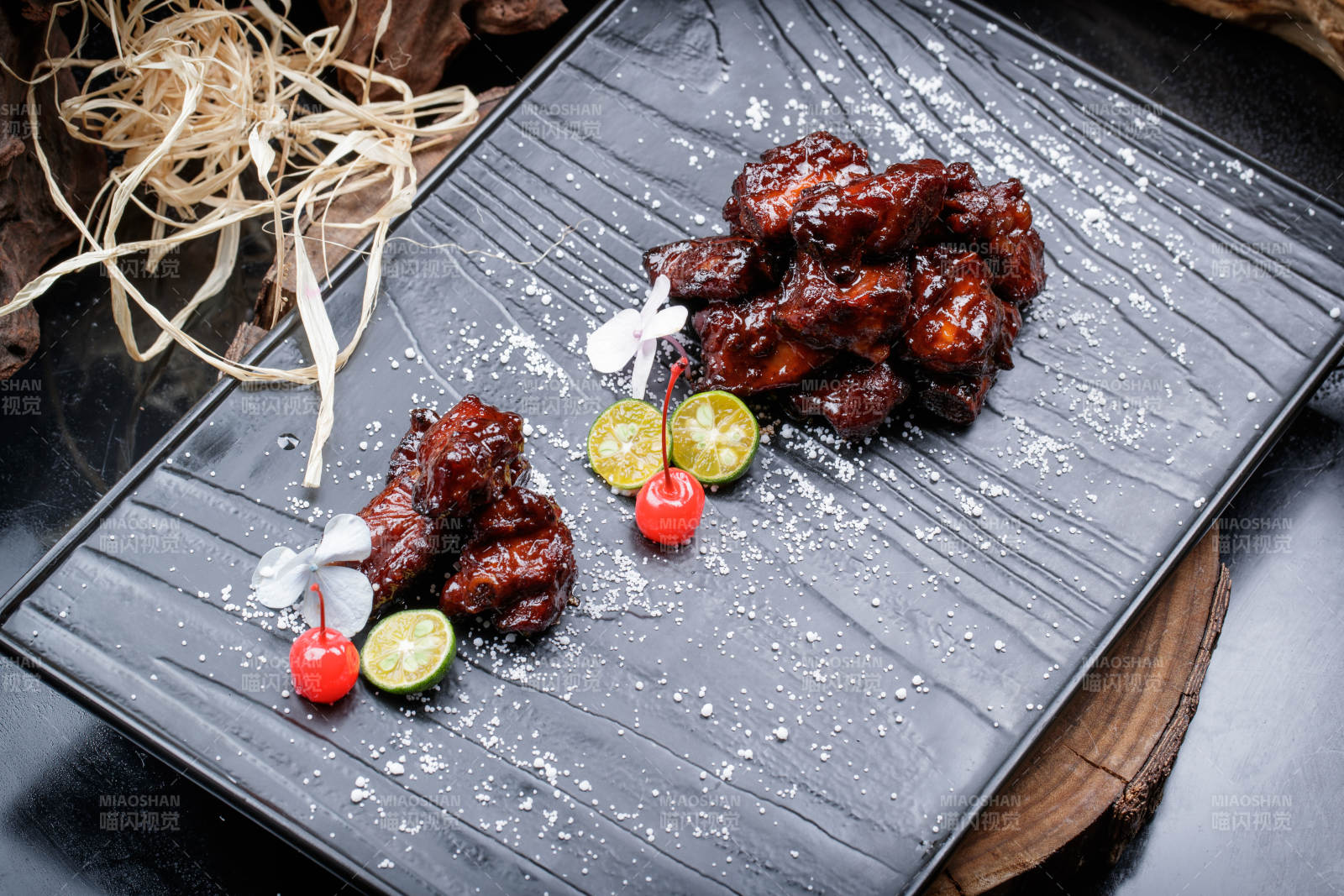 蜜汁叉烧小排骨摆放在樟木砧板上图片