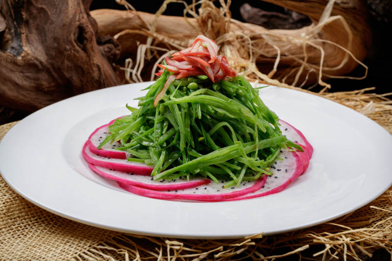 圆形瓷盘装的火龙果青瓜苗摆放在麻布垫子上图片