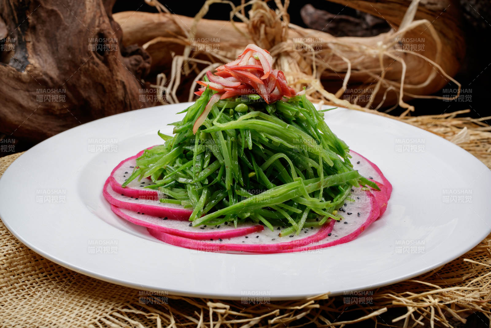 圆形瓷盘装的火龙果青瓜苗摆放在麻布垫子上图片