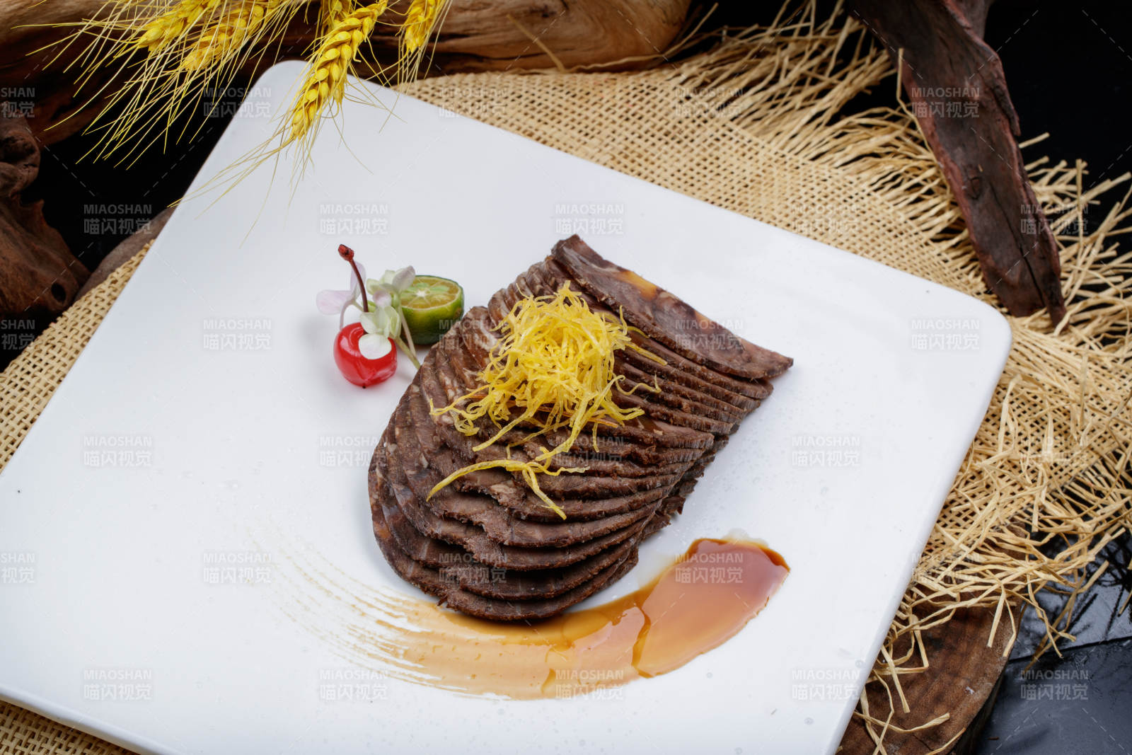 方形瓷盘装的五香酱牛肉摆放在麻布垫子上图片