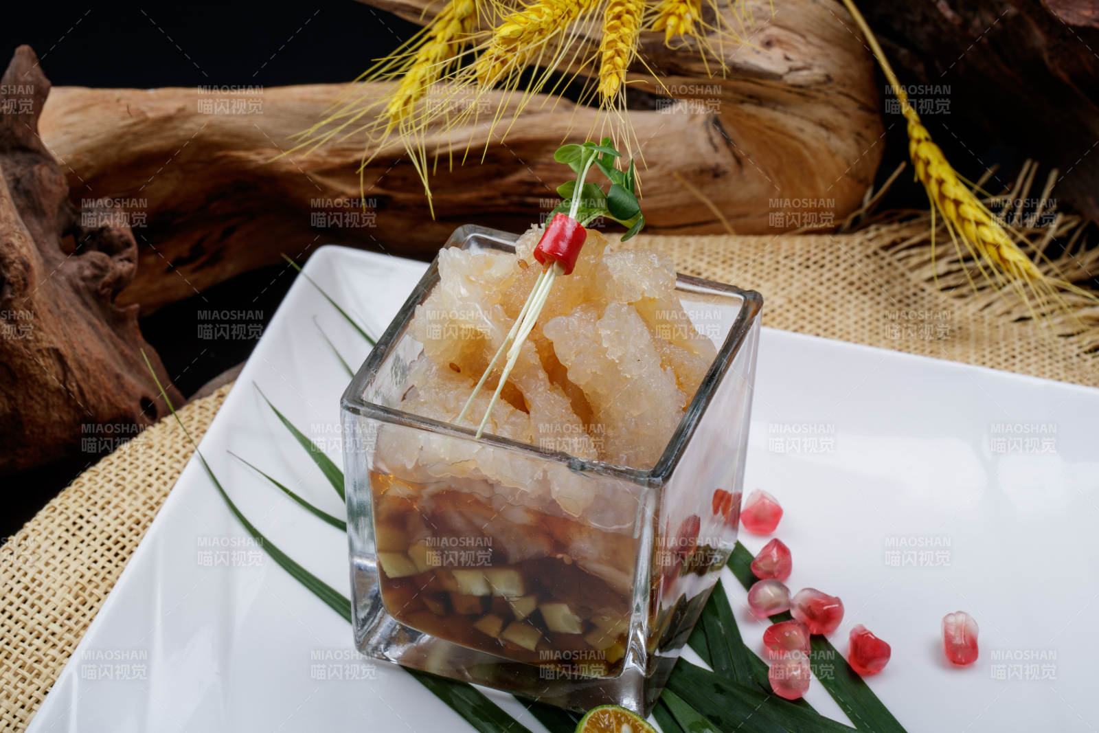 玻璃方盅装的老醋蛰头摆放在樟木砧板上图片