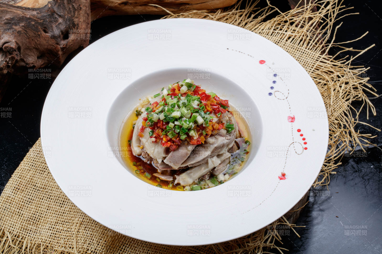 白色瓷盘装的的香辣凉拌口条图片