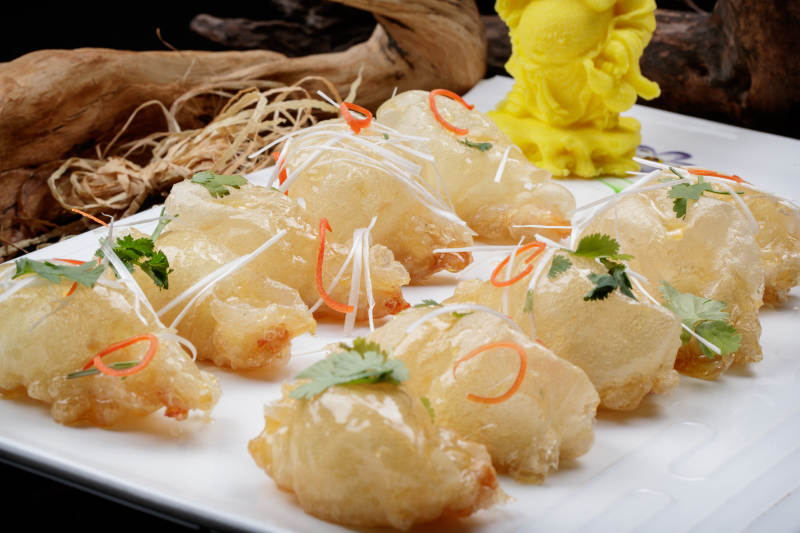 油炸气泡大明虾泡泡虾摆放在黑色背景上图片