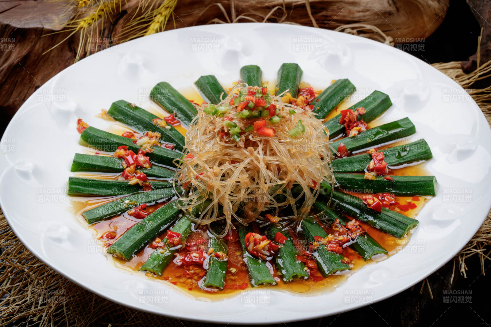 白色瓷盘装的蒜蓉粉丝蒸秋葵图片