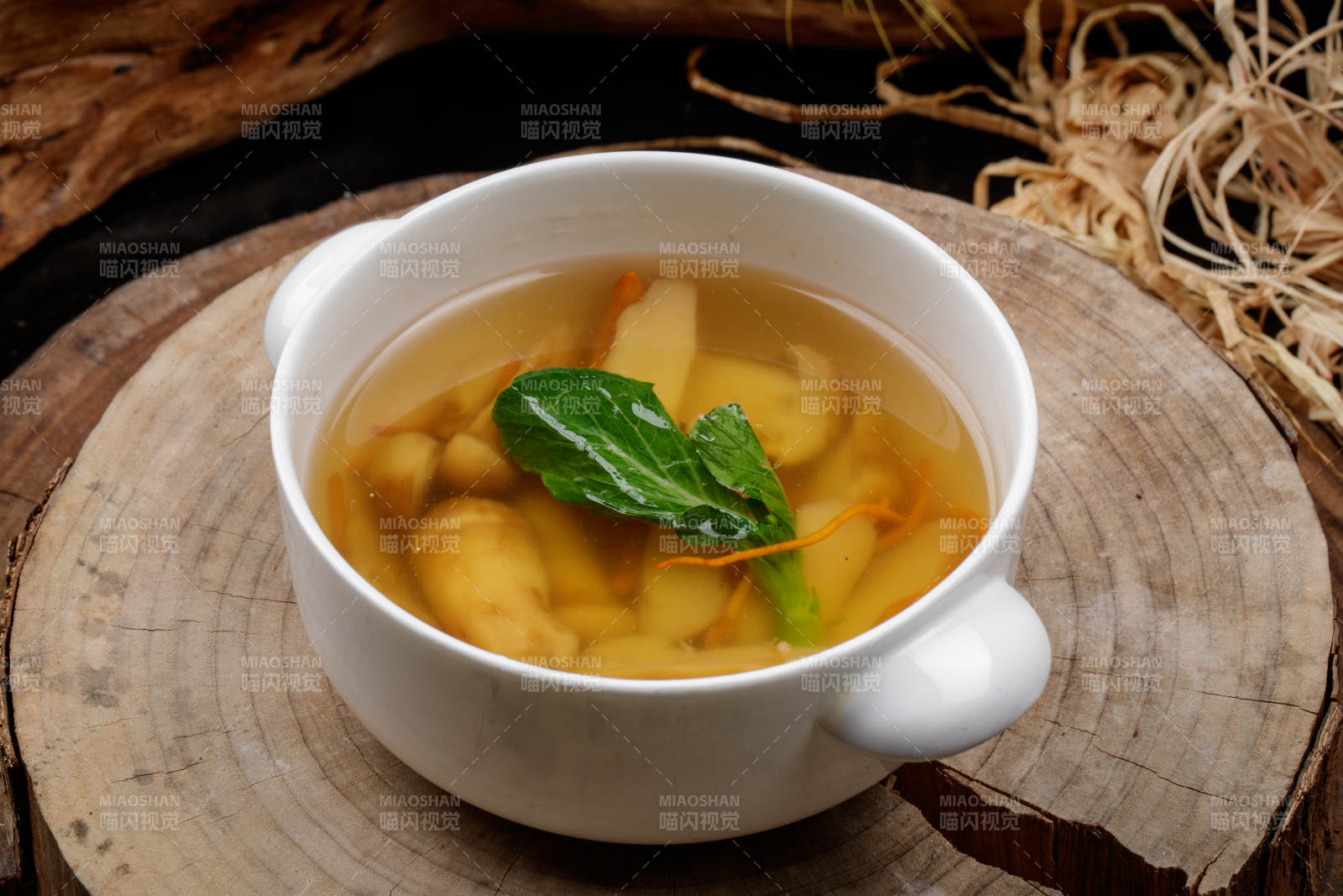 白瓷碗装的虫草花松茸汤图片