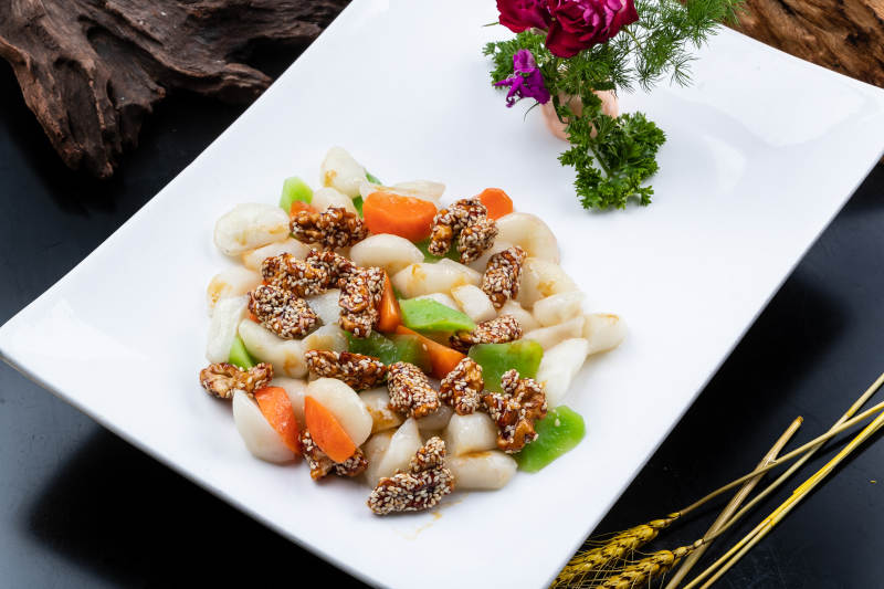 白瓷盘装的芝麻牛脯炒百合图片