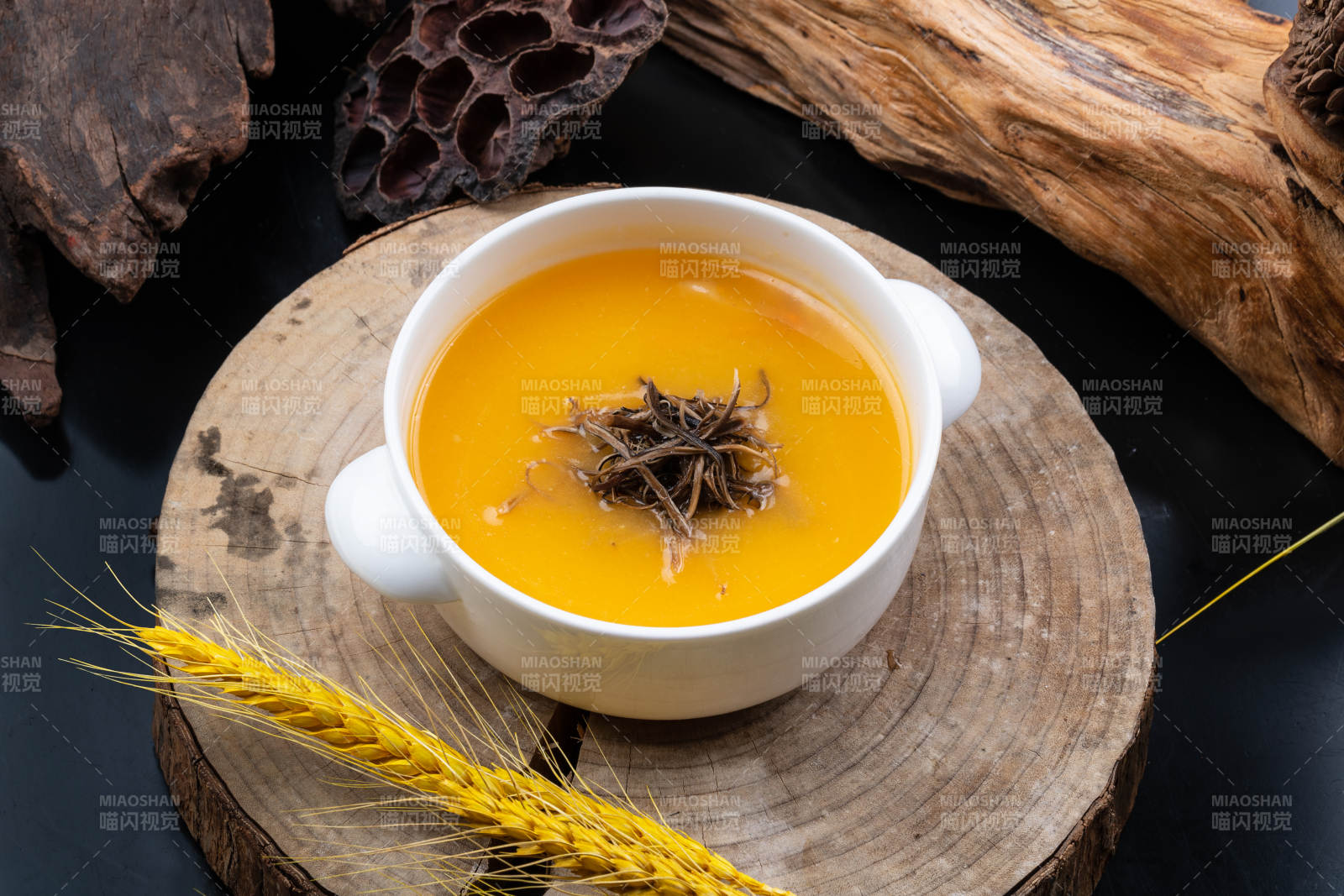 白瓷碗装的营养南瓜羹图片