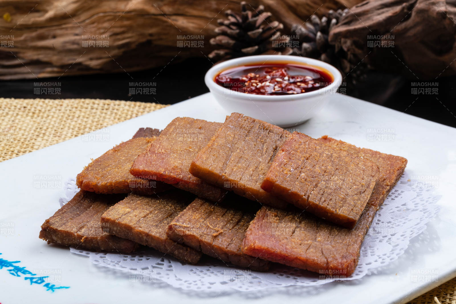 白色瓷盘装的脆香牛瓜条图片