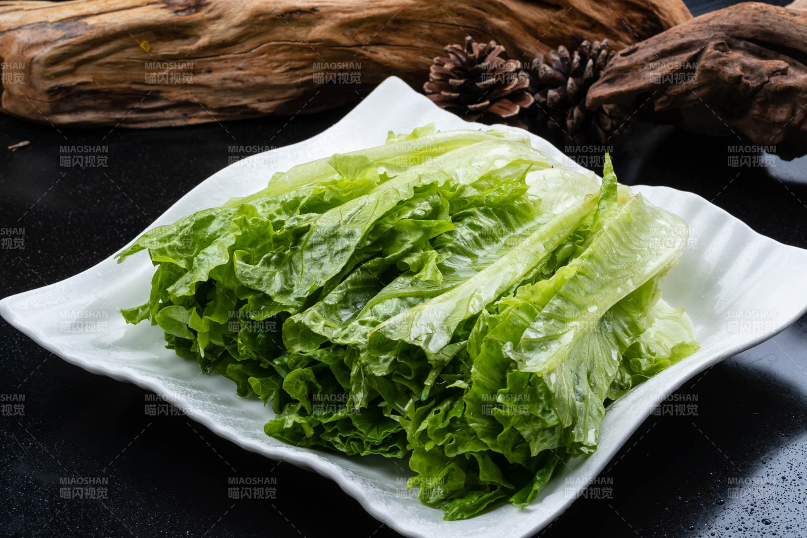 翠绿长生菜摆放在黑色背景上图片