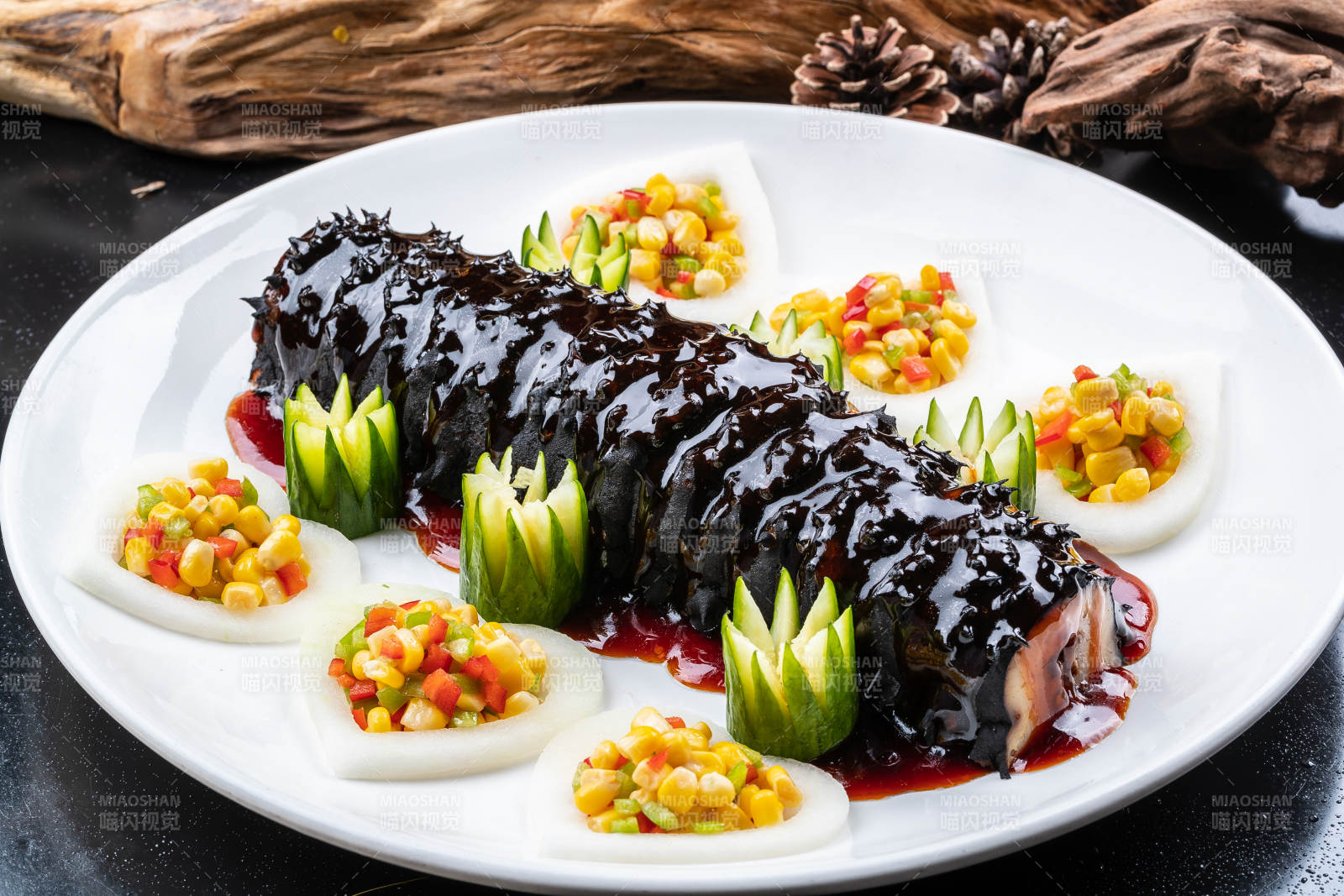 圆瓷盘装的浇汁寿桃梅花参图片