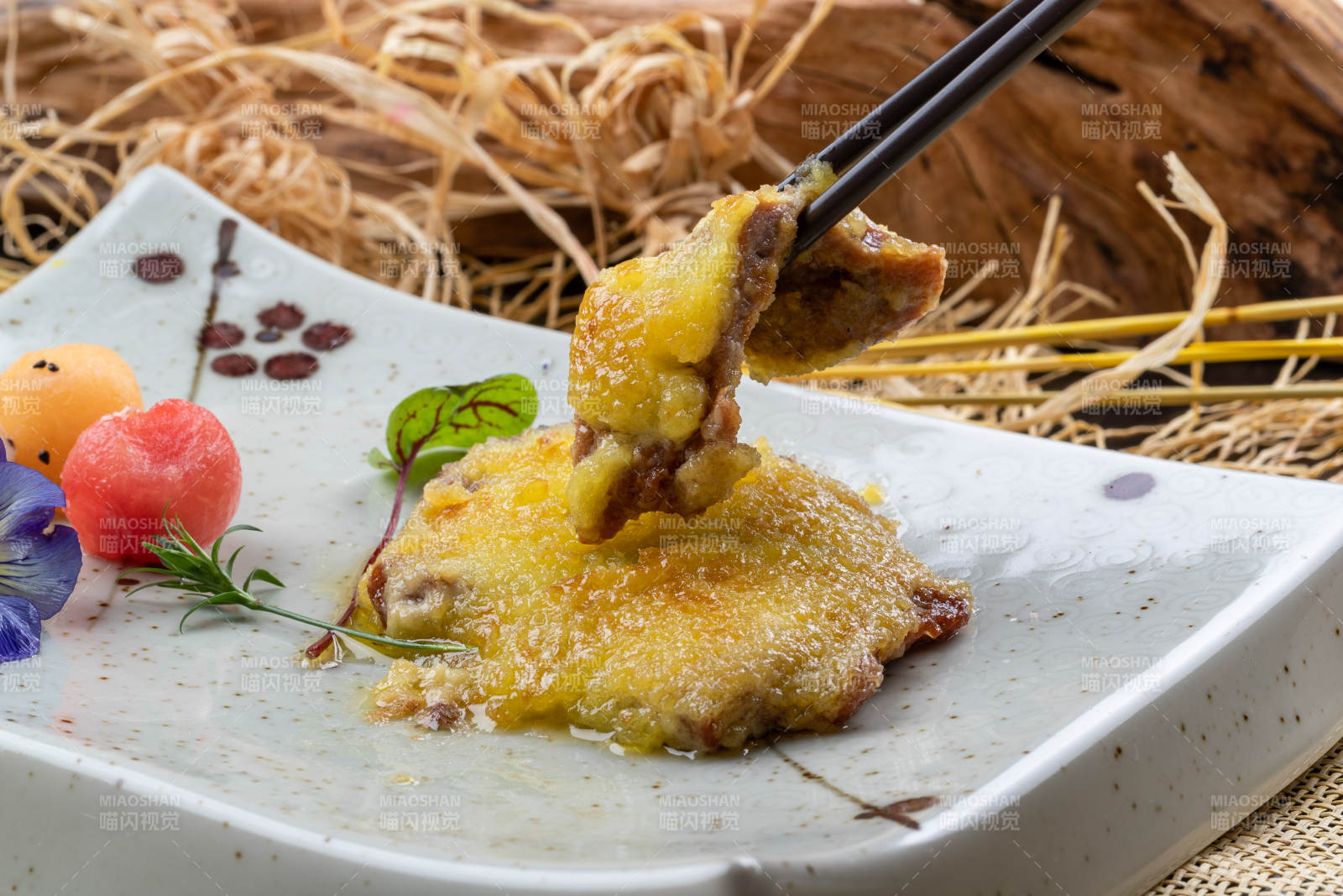 青色瓷盘装的黄金炸猪排摆放在麻布垫子上图片