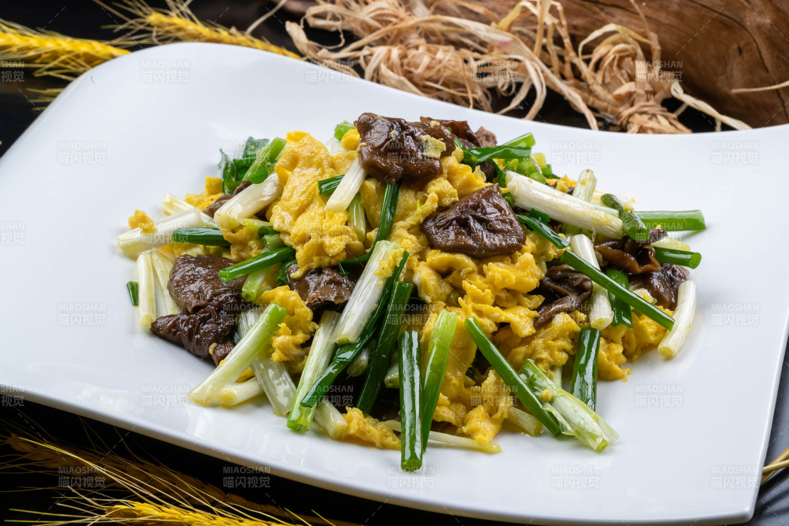 山珍菌韭菜炒鸡蛋摆放在黑色背景上图片