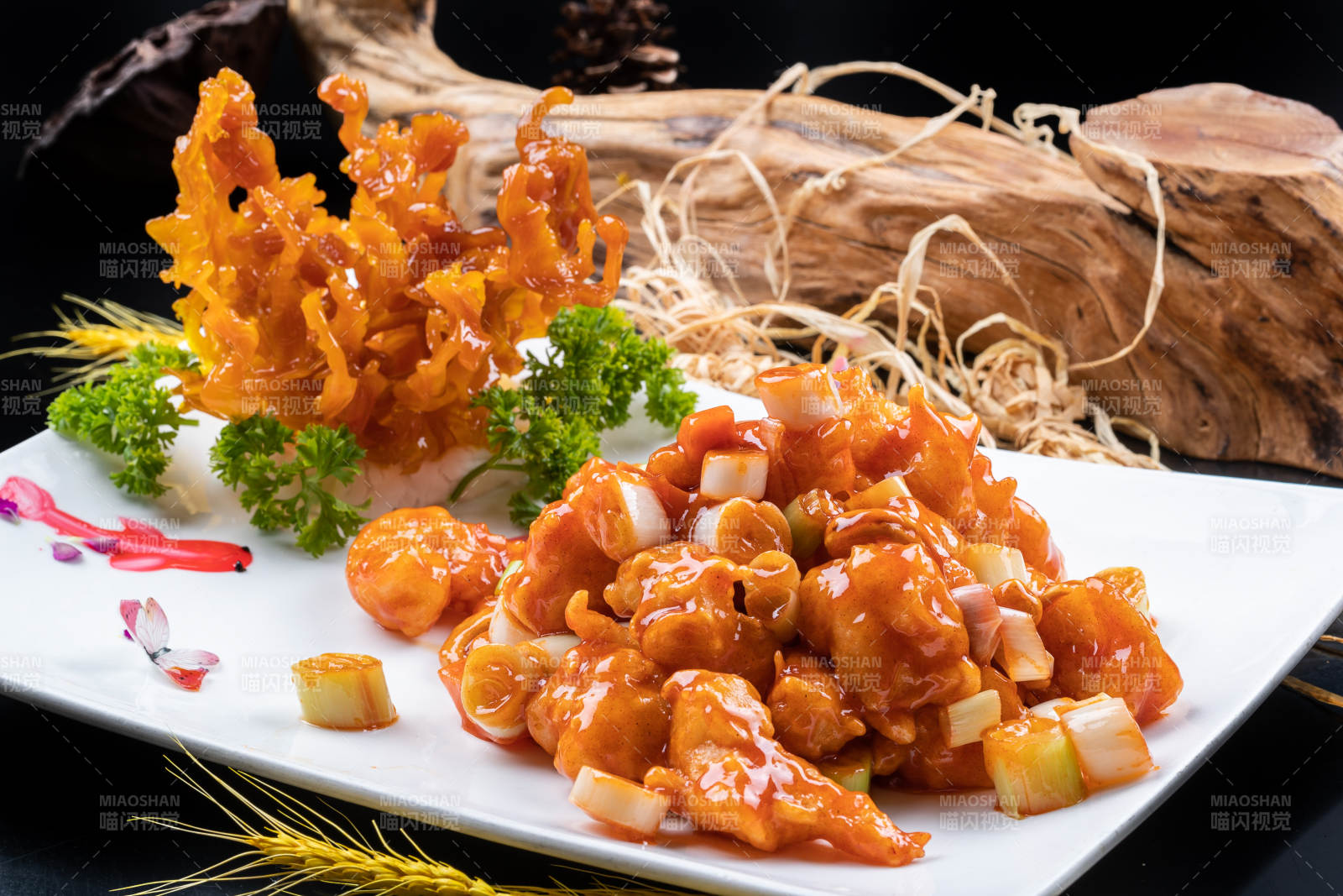 造型奇特的的宫保大虾球摆放在黑色背景上图片