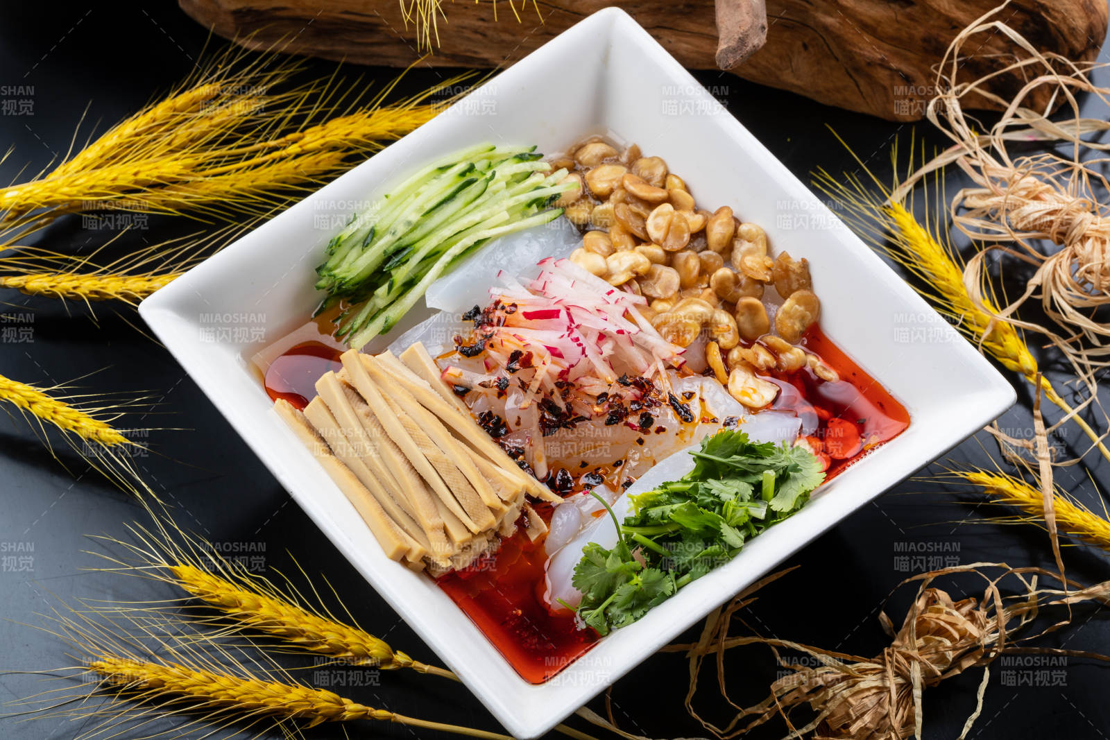 大同小媳妇儿凉粉摆放在黑色背景上图片