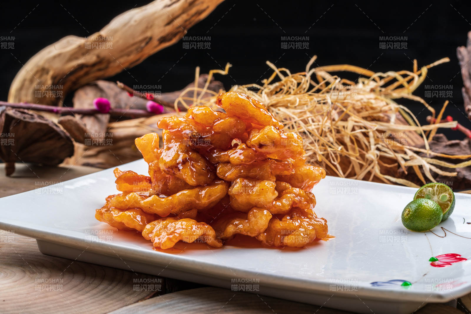 长方形瓷盘装的糖醋龙利鱼摆放在樟木砧板上图片