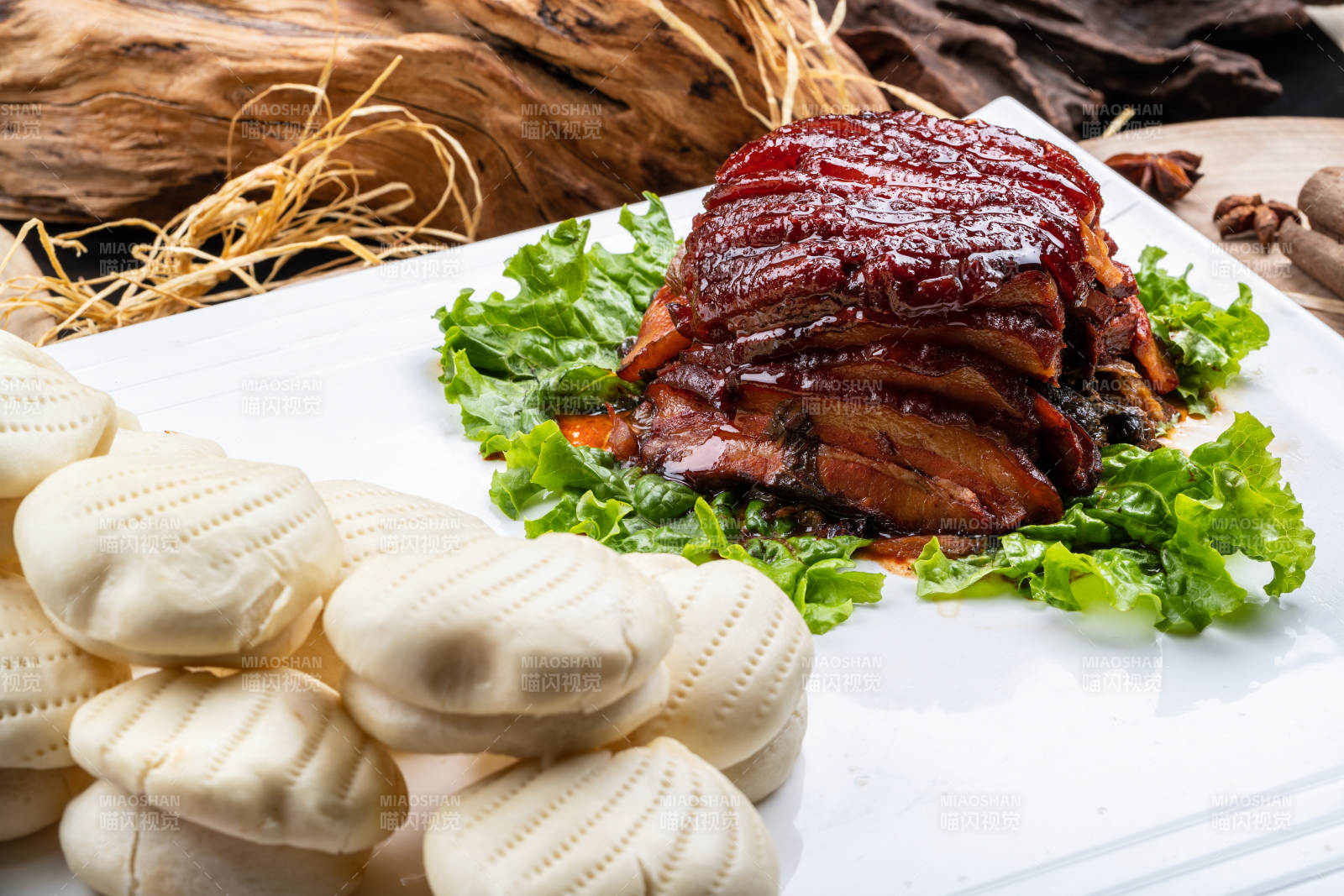 长方形瓷盘装的花馍夹酱肉摆放在樟木砧板上图片