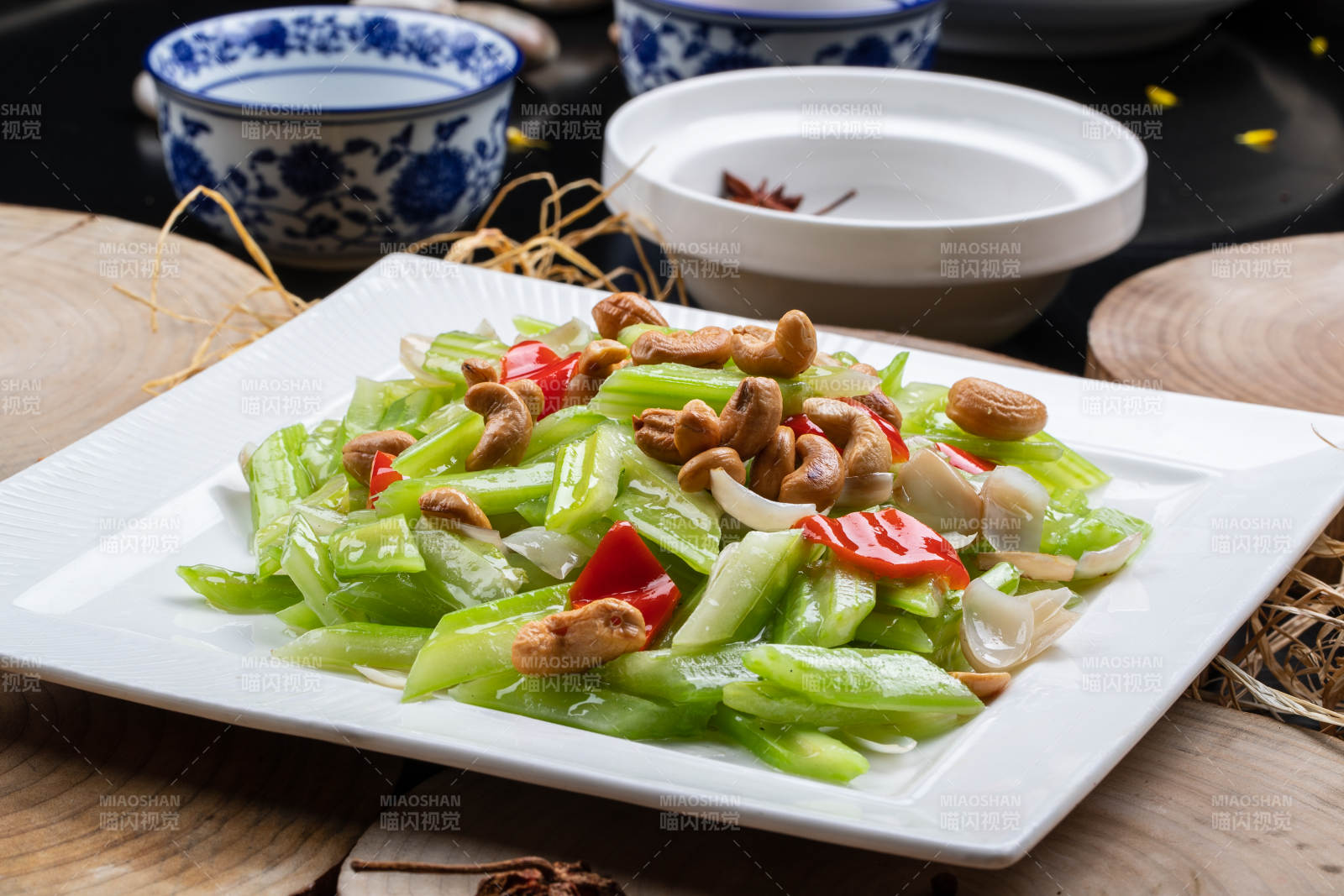 白瓷盘装的腰果百合烩西芹图片