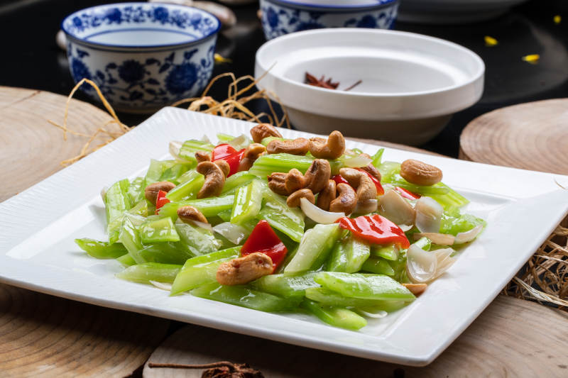 白瓷盘装的腰果百合烩西芹图片