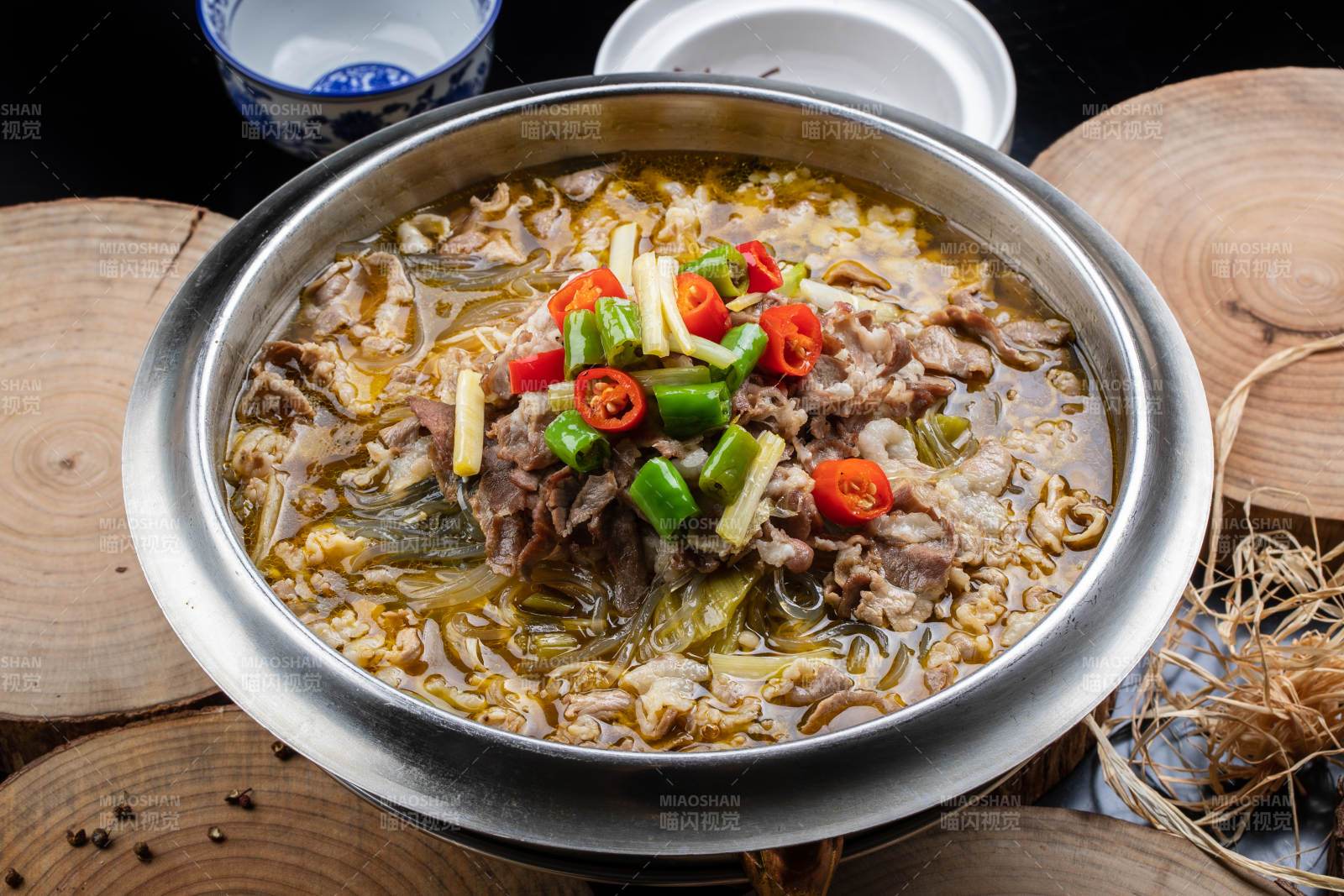 不锈钢餐具装的酸汤羊肉图片