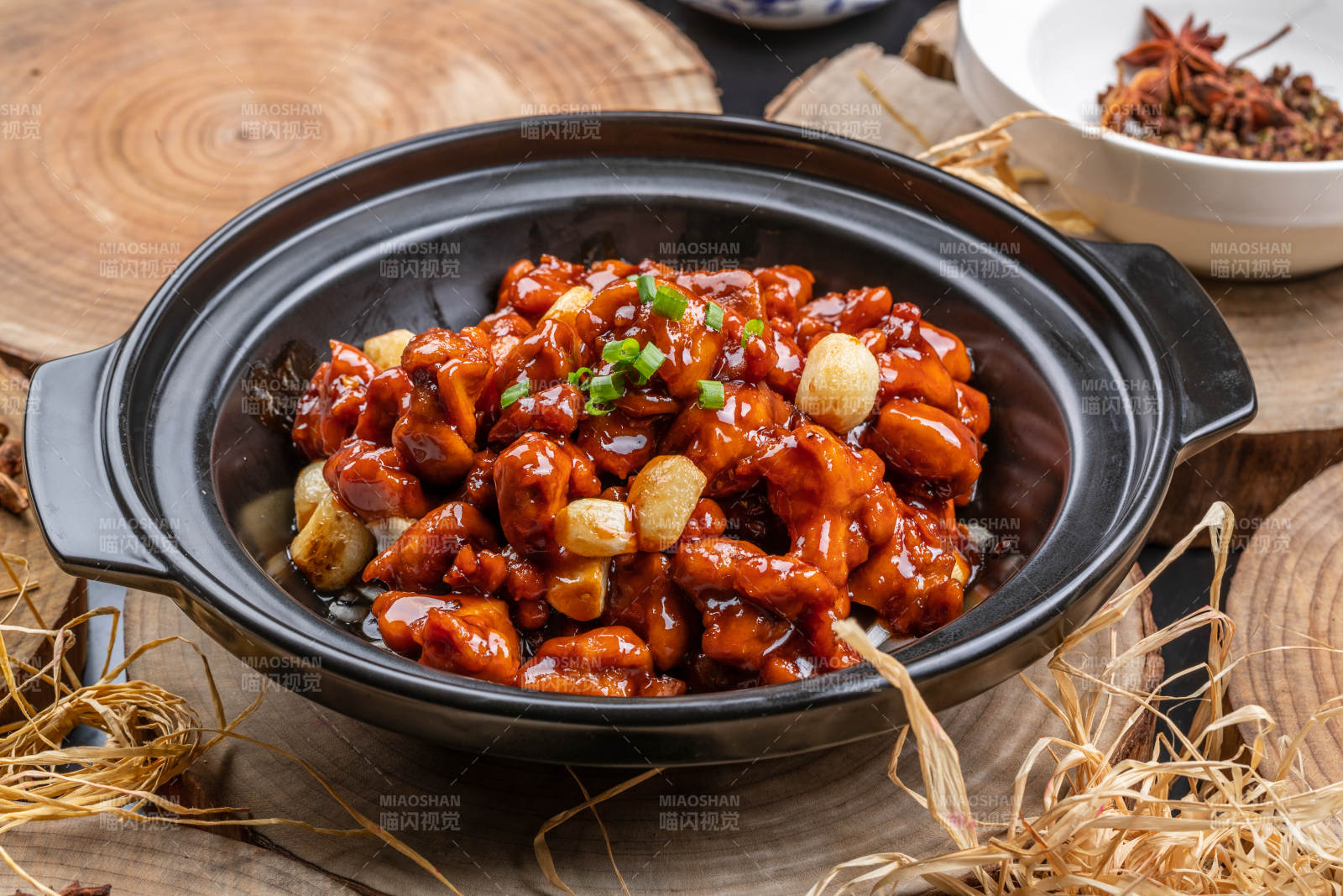 红焖锅仔蒜香鸡摆放在樟木砧板上图片