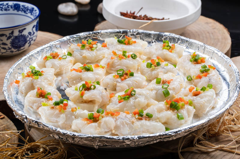 酒香铁板大虾球摆放在樟木砧板上图片