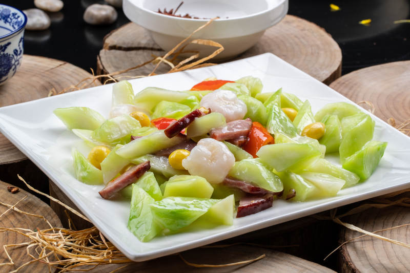 银杏彩椒丝瓜烩腊肉大虾仁图片