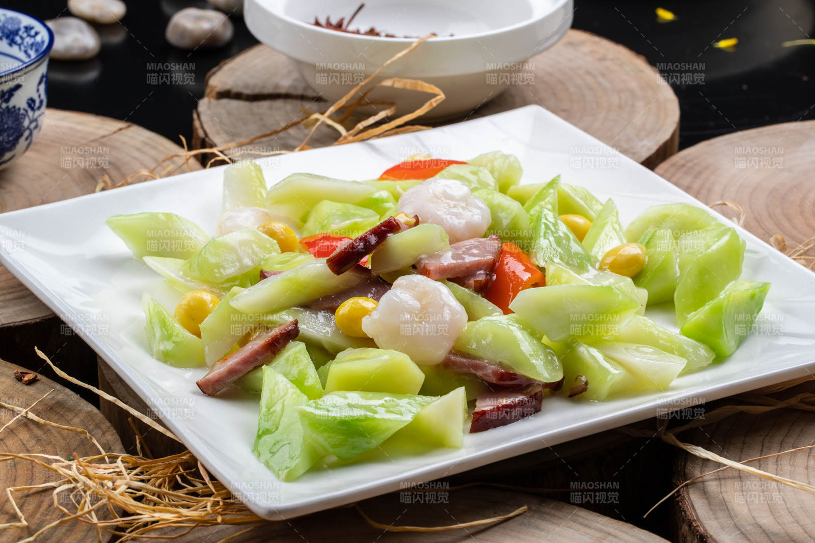 银杏彩椒丝瓜烩腊肉大虾仁图片