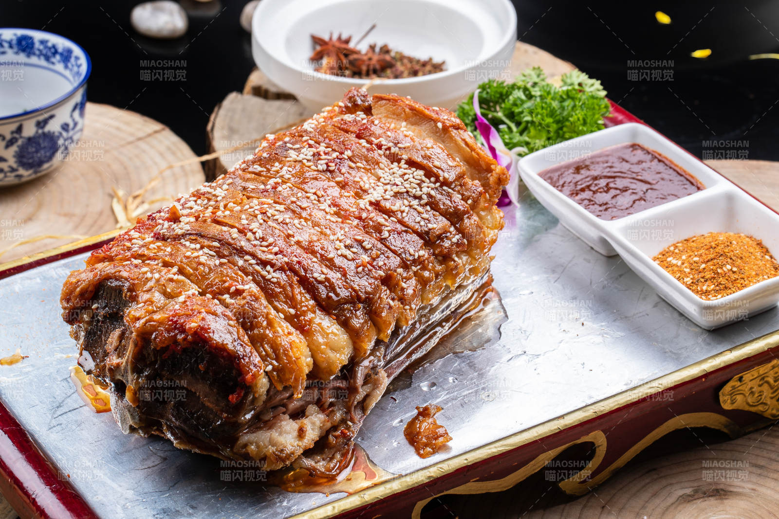 红漆木盘装的蒙古烤羊背摆放在樟木砧板上图片