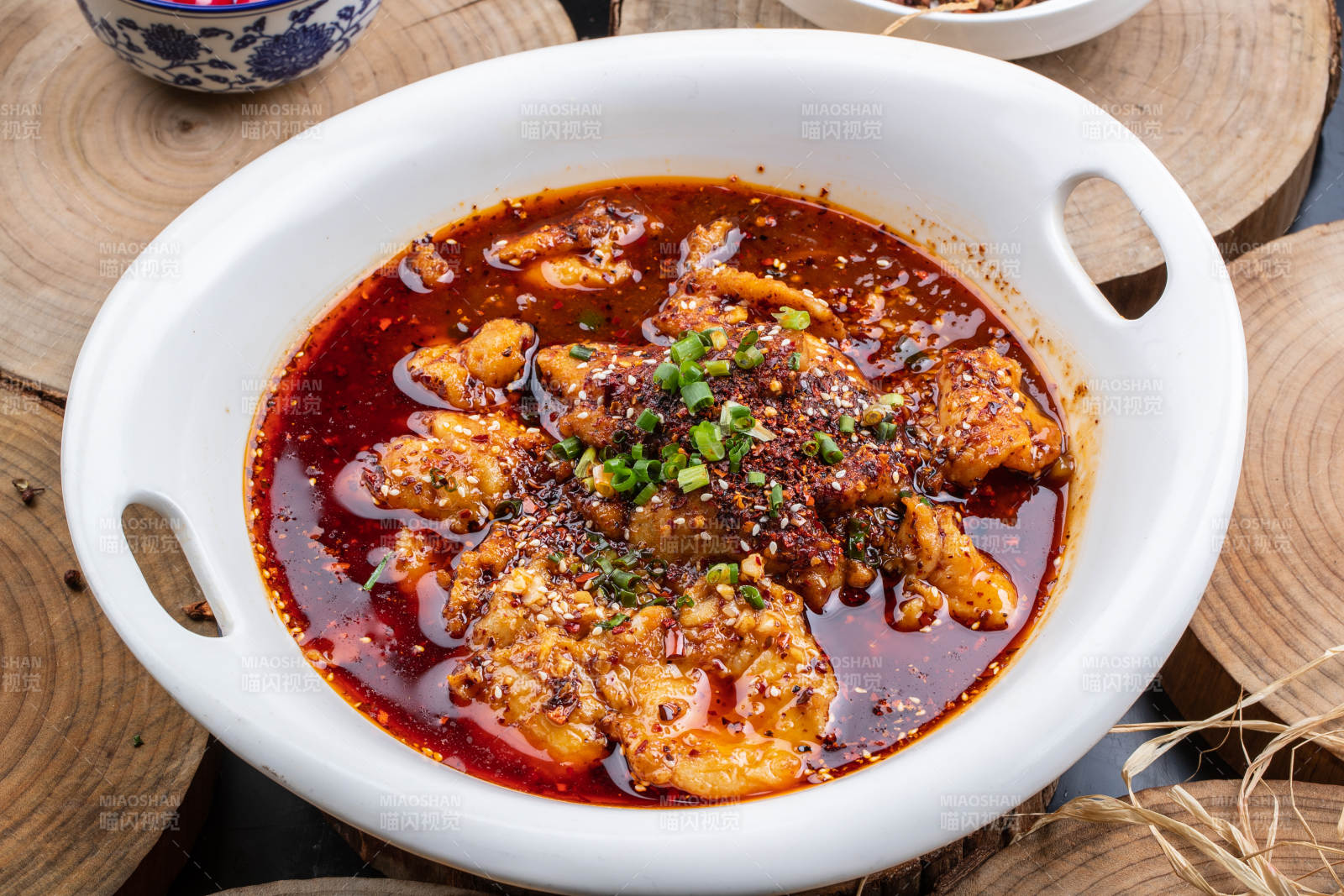 青花瓷盘装的麻辣水煮牛肉图片