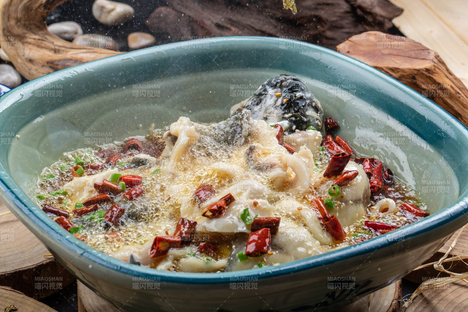 飘香水煮鱼特写图片