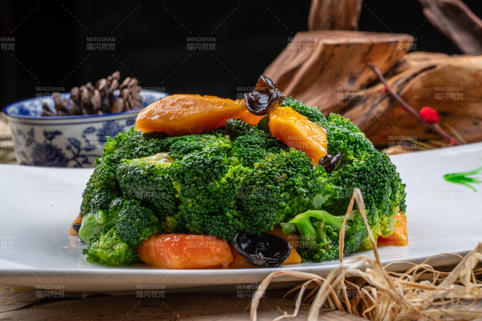 白色梅花瓷盘装的白灼西蓝花摆放在寿司帘上图片