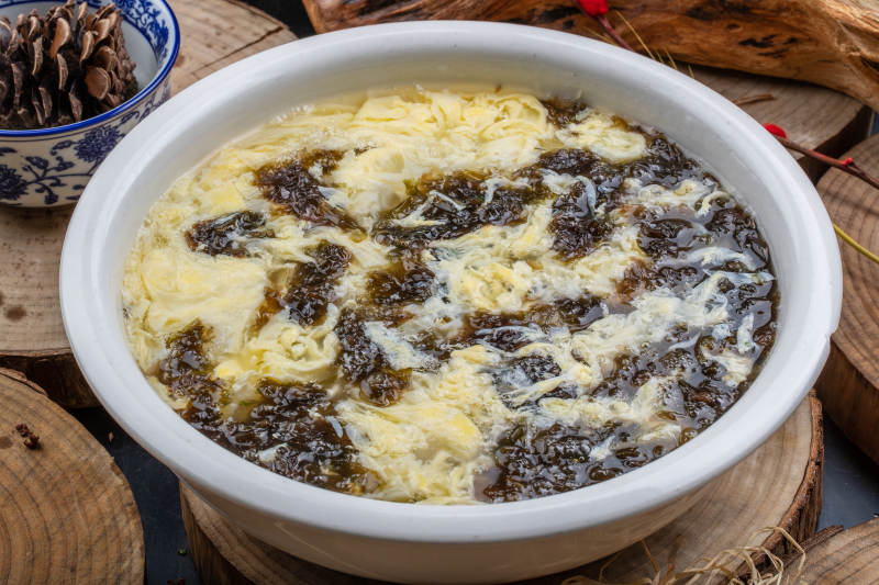 白瓷盆装的紫菜鸡蛋汤图片