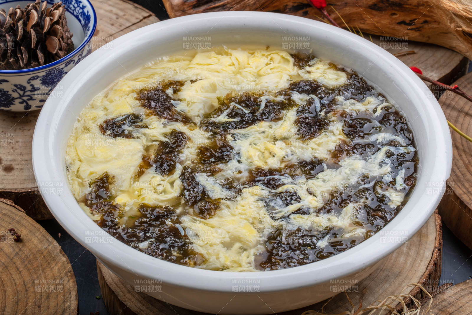 白瓷盆装的紫菜鸡蛋汤图片