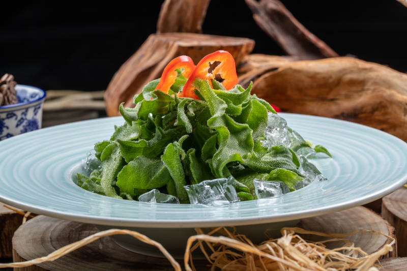 青瓷盘装的冰镇穿心莲图片