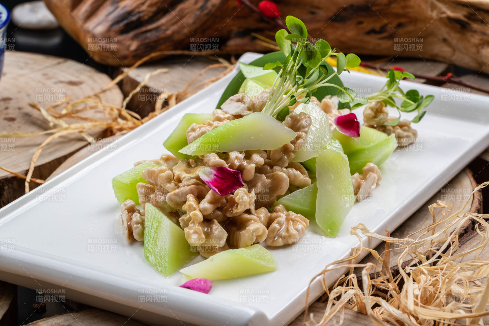 白瓷盘装的西芹鲜桃仁图片