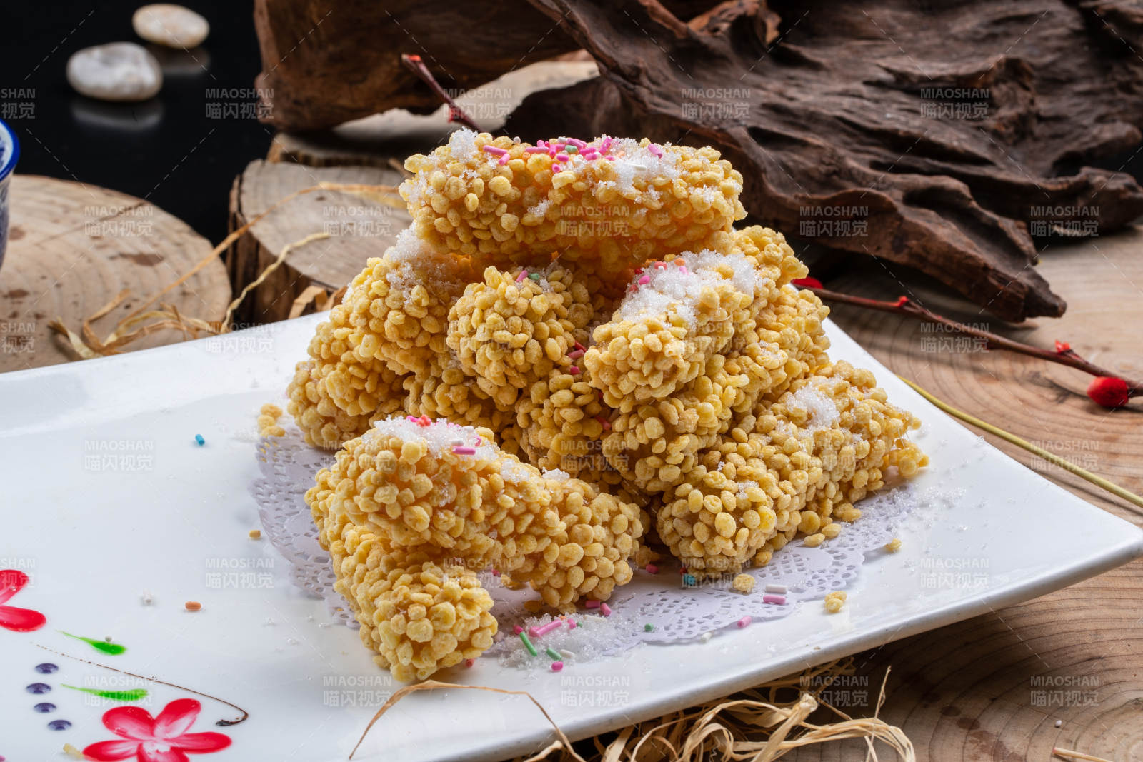 白色瓷盘装的燕麦芝士红薯条图片