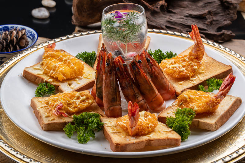 白色瓷盘装的天妇罗炸虾图片