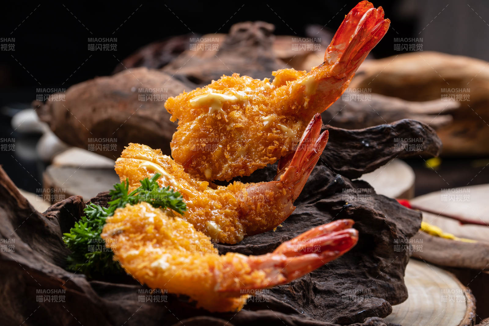 崖柏根上的香炸凤尾虾图片